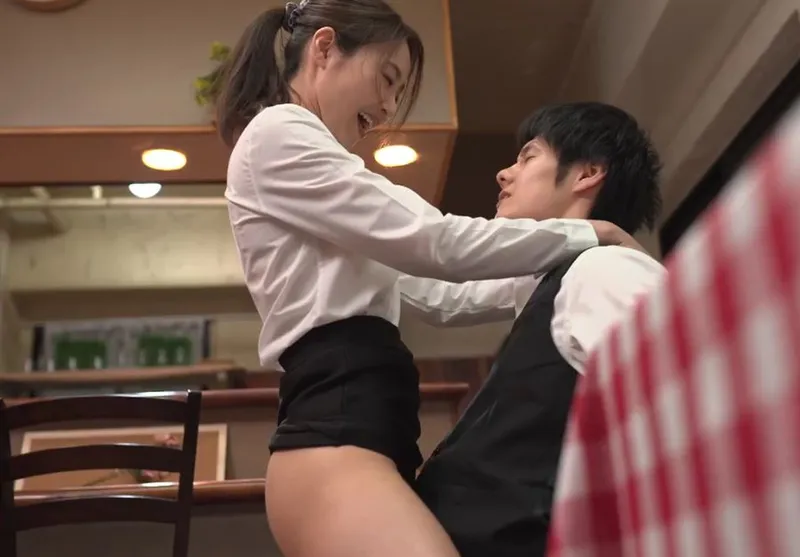 Cậu trai trẻ đụ nữ đồng nghiệp có người chồng nhưng chồng “yếu”
